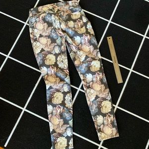 7 for All Mankind Floral Jeans in size 25. Stretch material for added comfort.